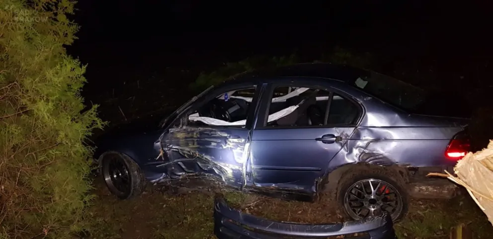 Nietrzeźwy kierowca bez uprawnień skasował płot, drzewo i BMW