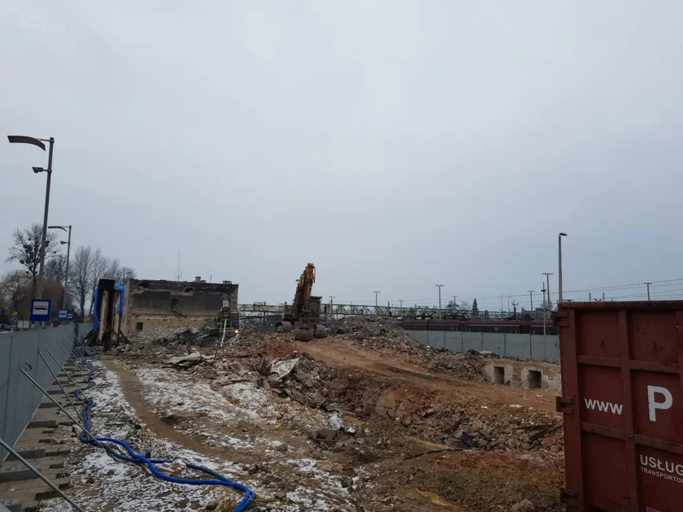 Trwa rozbiórka dworca kolejowego w Oświęcimiu. Podróżni musza się liczyć z utrudnieniami