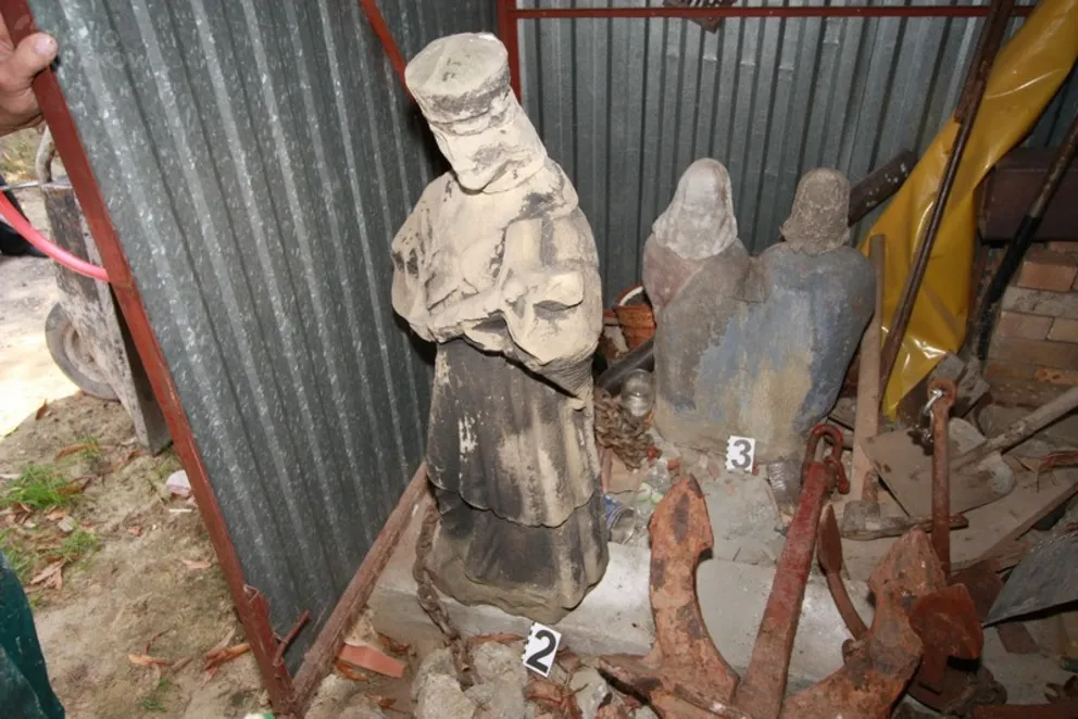 Figurka św. Nepomucena i inne odnalezione sakralia