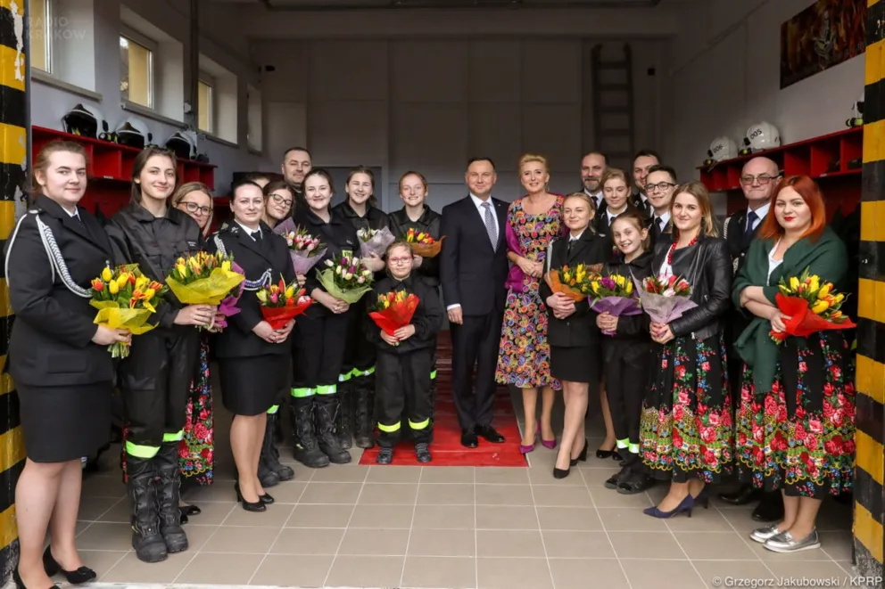 Para prezydencka złożyła życzenia z okazji Dnia Kobiet strażaczkom z OSP w Makowie Podhalańskim