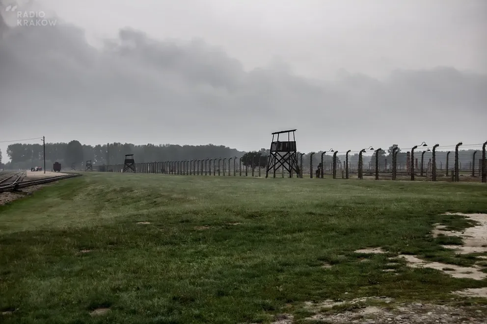 Wiatr naruszył m.in. dwie wieże strażnicze w Muzeum Auschwitz