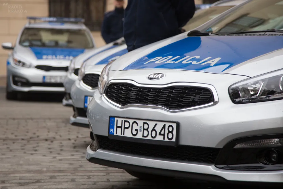 Policjanci organizują imprezę, mimo pandemii związanej z koronawirusem 