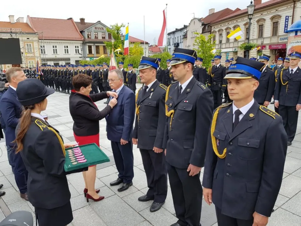 Strażacka defilada w strugach deszczu, wcześniej awanse, medale i odznaczenia