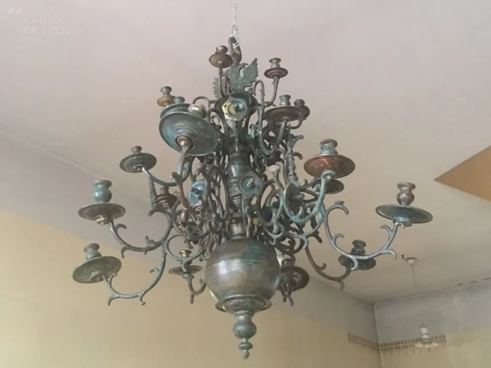 Żyrandol z Wielkiej Synagogi zawisł w Centrum Żydowskim w Oświęcimiu