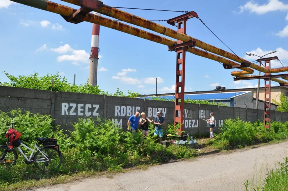 „Buty ważniejsze od poezji”. Mieszkańcy Chełmka odtwarzają obuwniczą fraszkę Sztaudyngera na murze dawnej fabryki