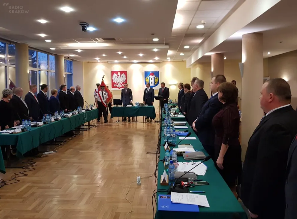 Radny z Oświęcimia, który usłyszał zarzut znęcania się nad żoną, złożył mandat