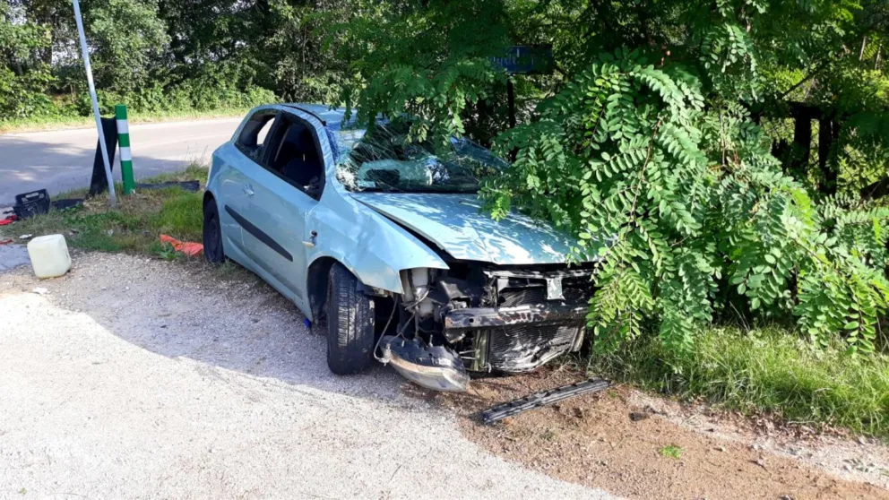35-latek z dożywotnim zakazem prowadzenia pojazdów wjechał do rowu i w płot
