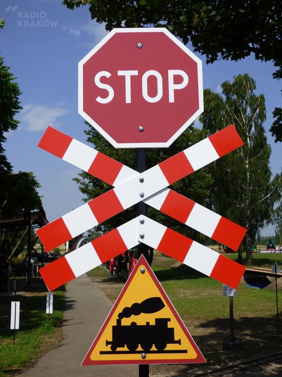 Auto wjechało pod pociąg; kierujący wyszedł bez poważniejszego szwanku