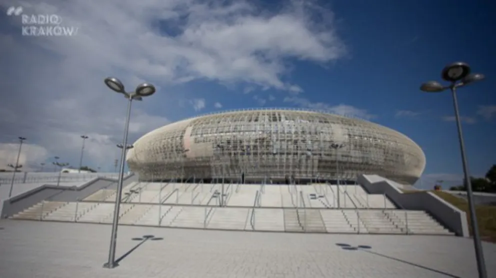 Podziękowania dla służby zdrowia na fasadzie Tauron Areny Kraków