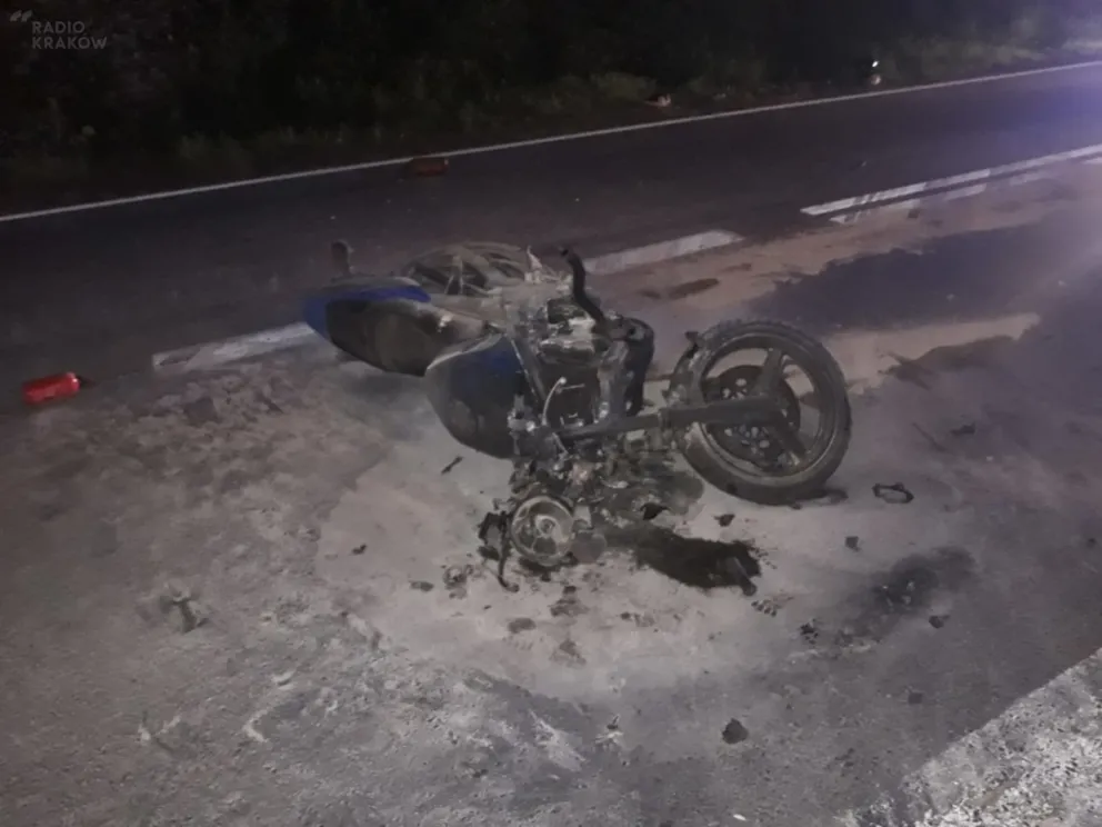 Motocyklista trafił do szpitala po zderzeniu z ciężarówką na dk 44