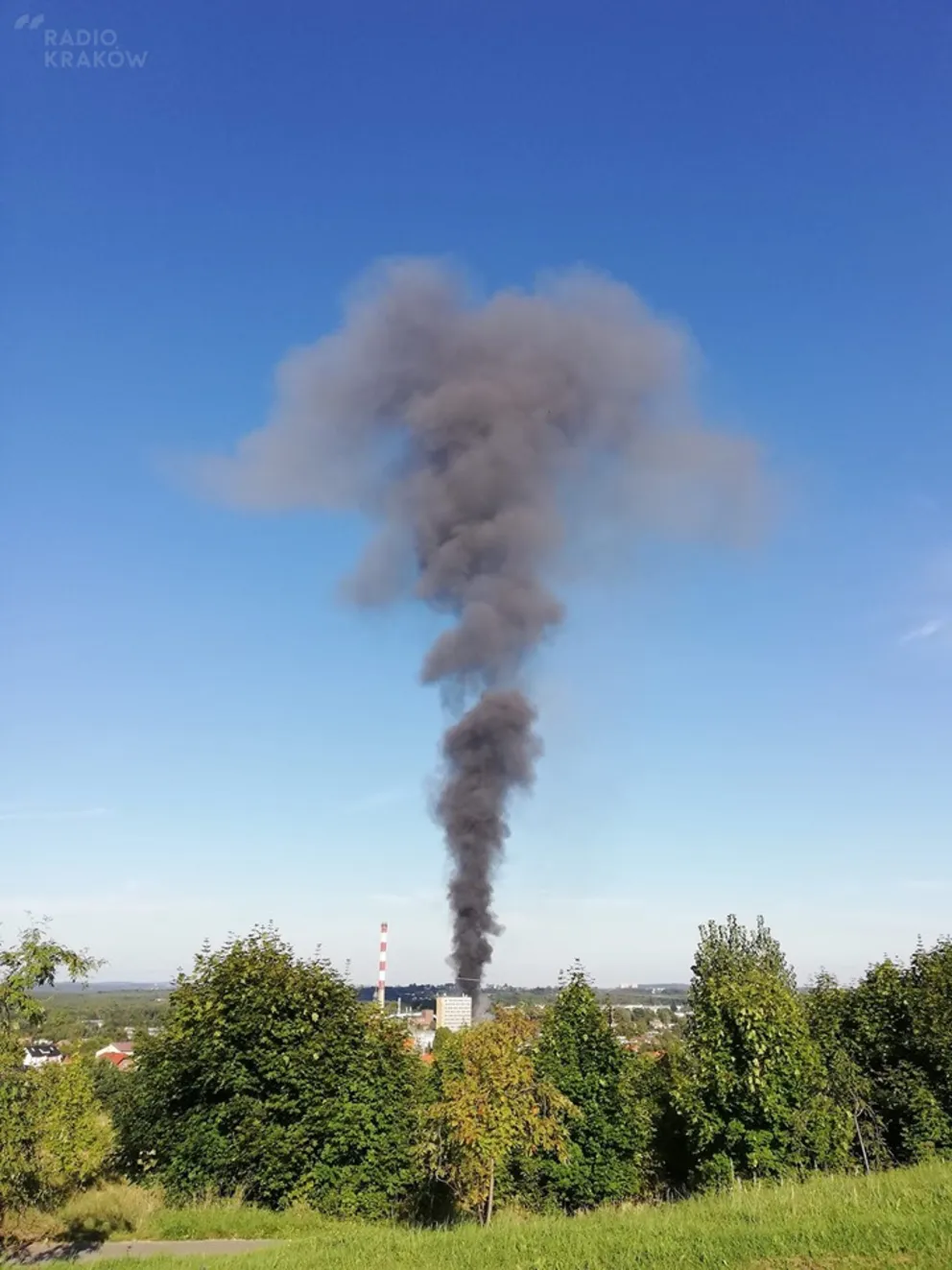 Groźny pożar na terenie dawnych zakładów obuwniczych w Chełmku koło Oświęcimia