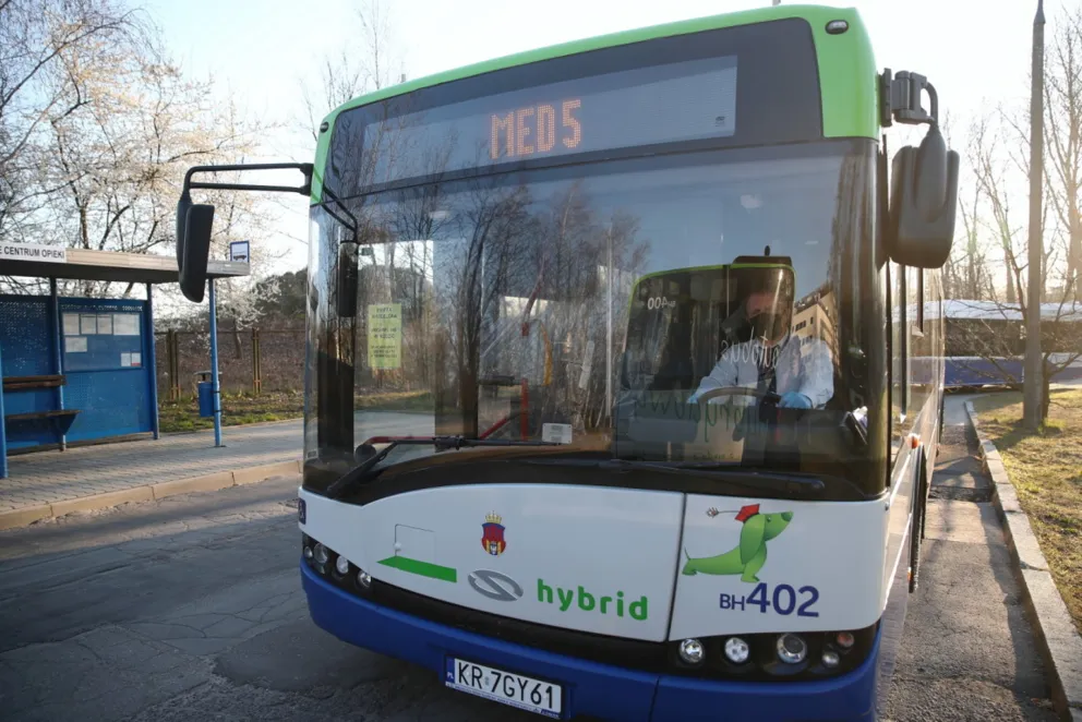 Specjalne autobusy dowożą pracowników Szpitala Uniwersyteckiego na dyżury