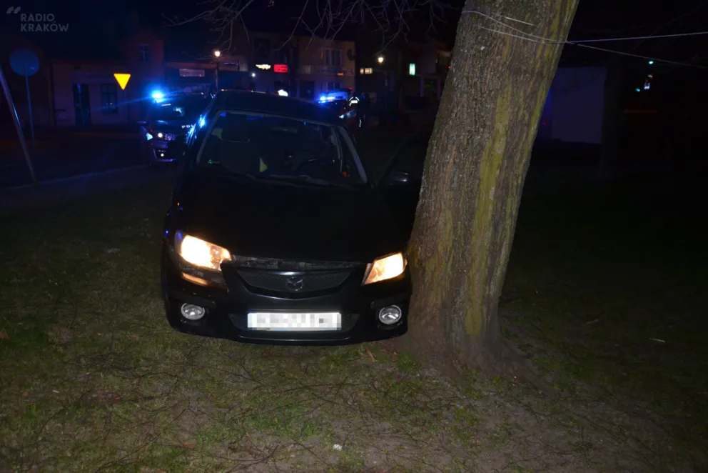 Krzeszowice: pijany mężczyzna wjechał w radiowóz, miał objawy zakażenia koronawirusem