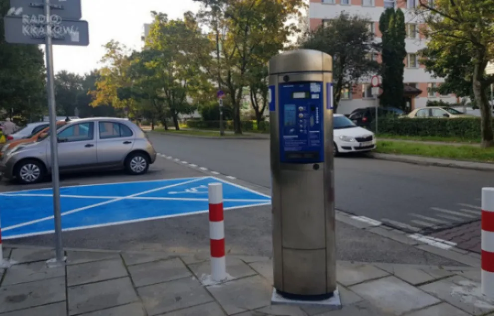 Przedłużono zawieszenie opłat w strefie płatnego parkowania w Krakowie