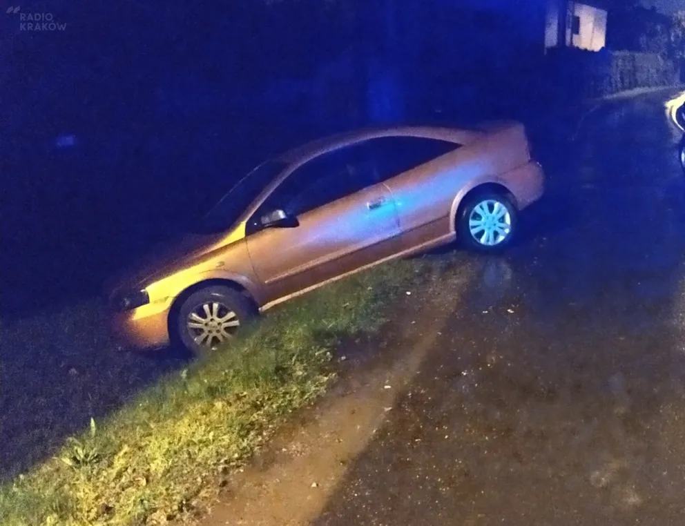 Gm. Kęty: Kierowca wylądował w rowie. Miał blisko 3 promile