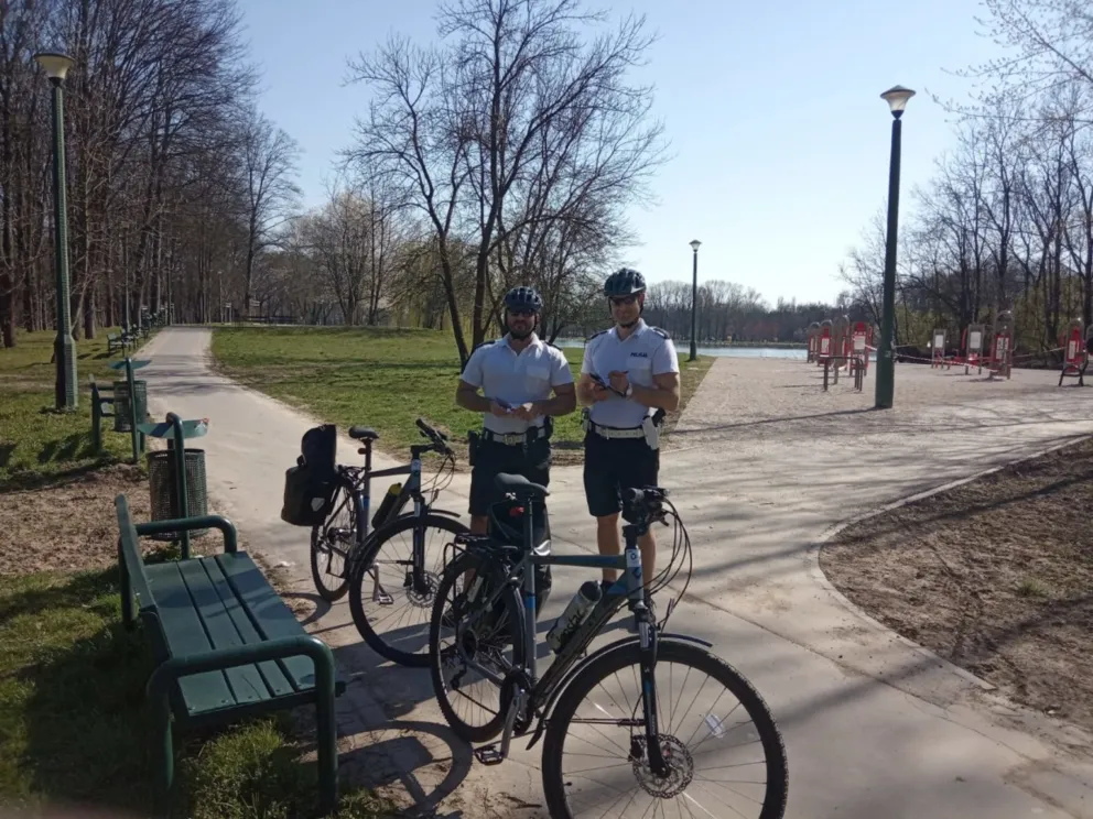 Policyjne patrole rowerowe kontrolują, czy krakowianie przestrzegają zakazów