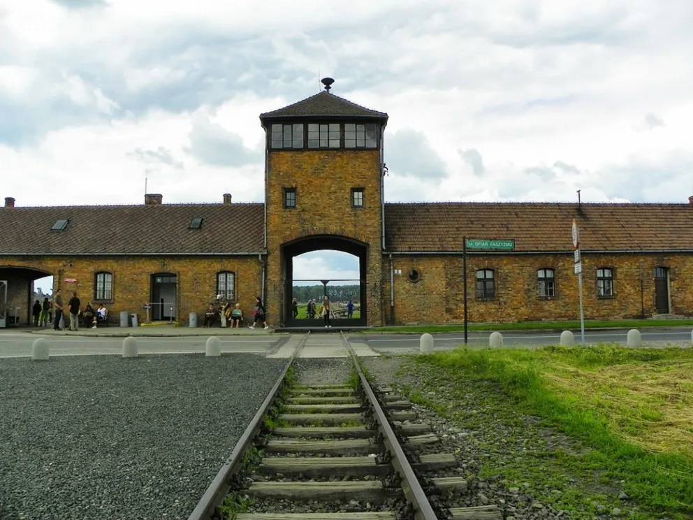 Kłopoty z dokończeniem drogi odsuwającej ruch od bramy w byłym niemieckimo obozie Auschwitz II-Birkenau