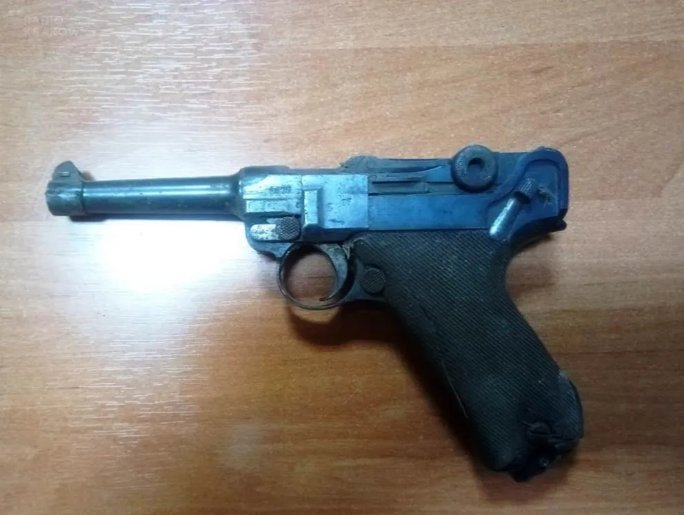 Stary niemiecki pistolet ukryty w ścianie budynku