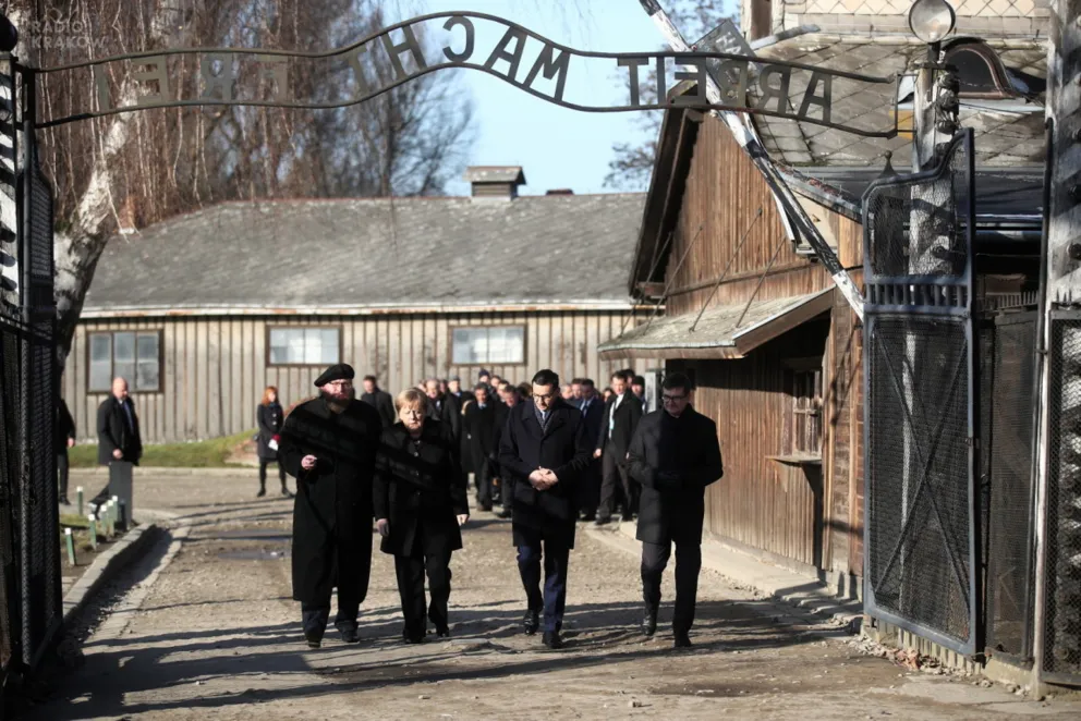 Niemieckie media: wyjątkowo ważna wizyta Merkel w Auschwitz