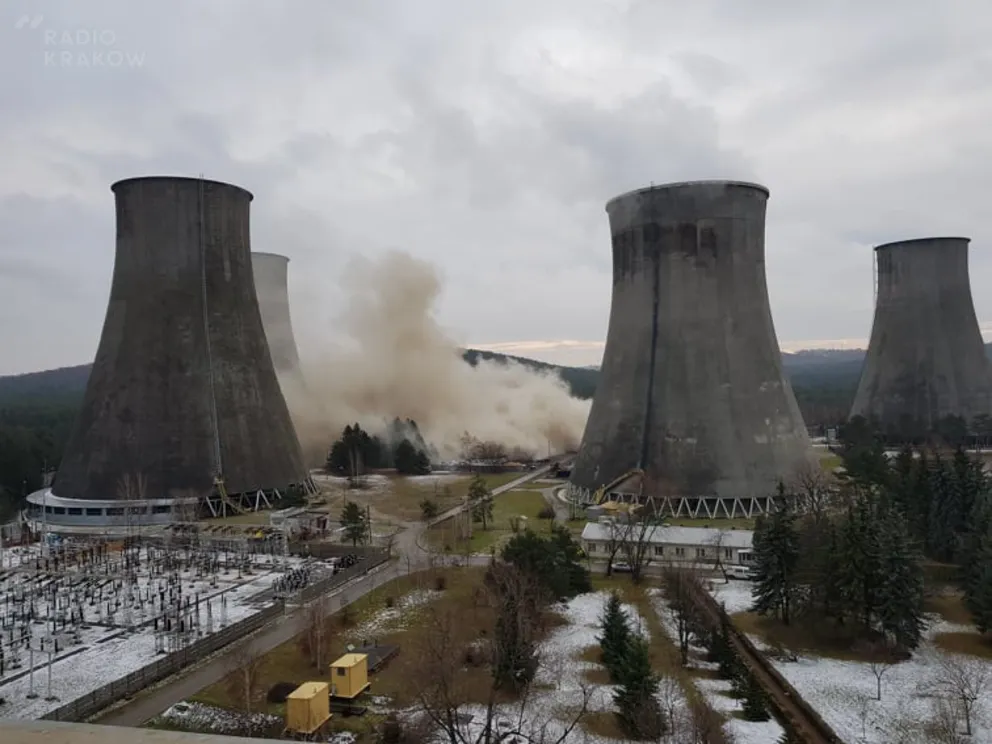 W Elektrowni Siersza w Trzebini zburzono jeden z sześciu kominów chłodni