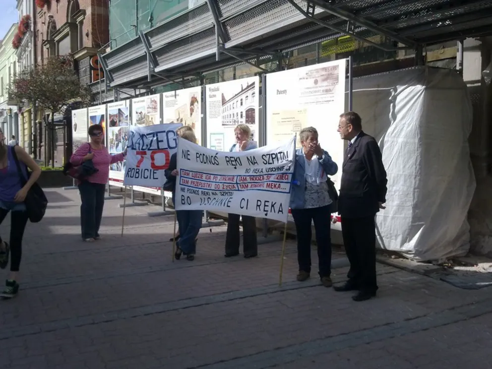 protestujący przed tarnowską Salą Lustrzaną