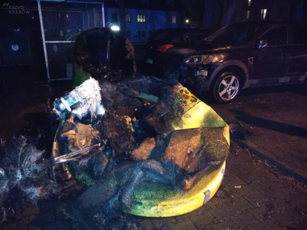 Policja szuka sprawcy podpalenia dwóch kontenerów na śmieci w Oświęcimiu