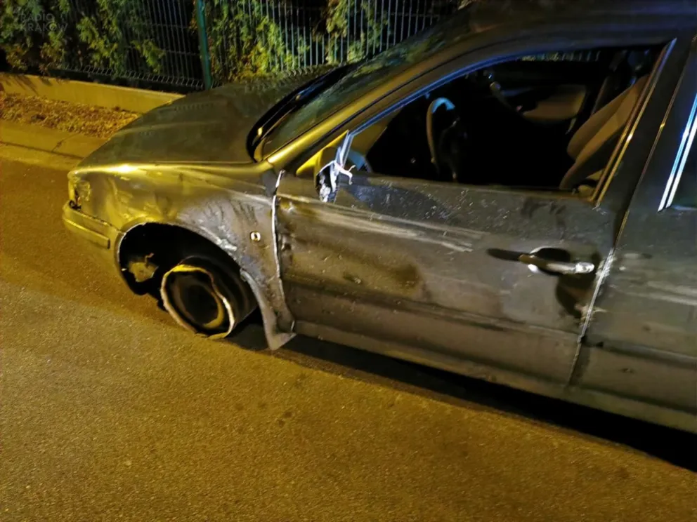 Pijany kierowca jechał na samej feldze, aby tylko dotrzeć po alkohol