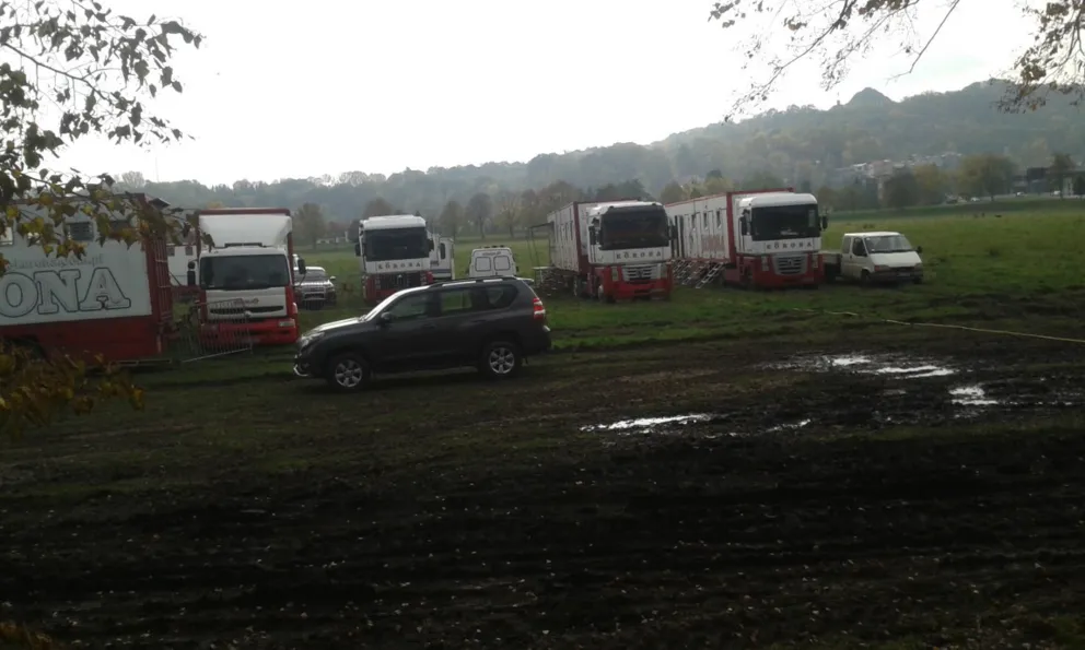 Krakowski Błonia zostały zdewastowane przez... cyrk