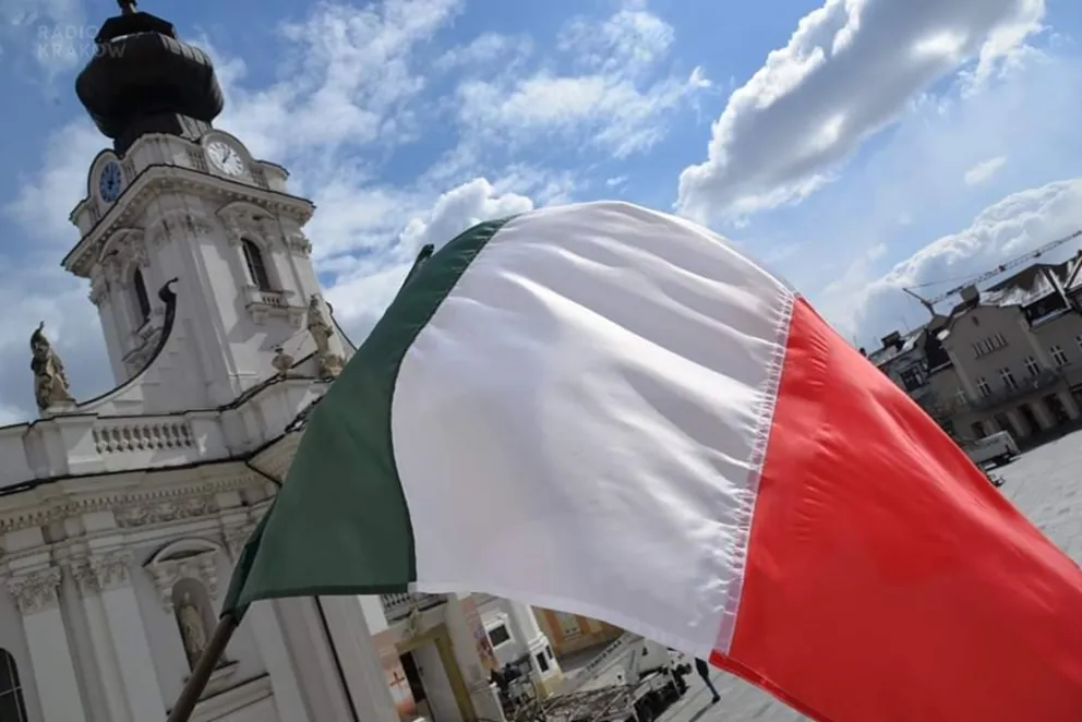 Wadowice solidarne z Italią - włoskie flagi na magistracie
