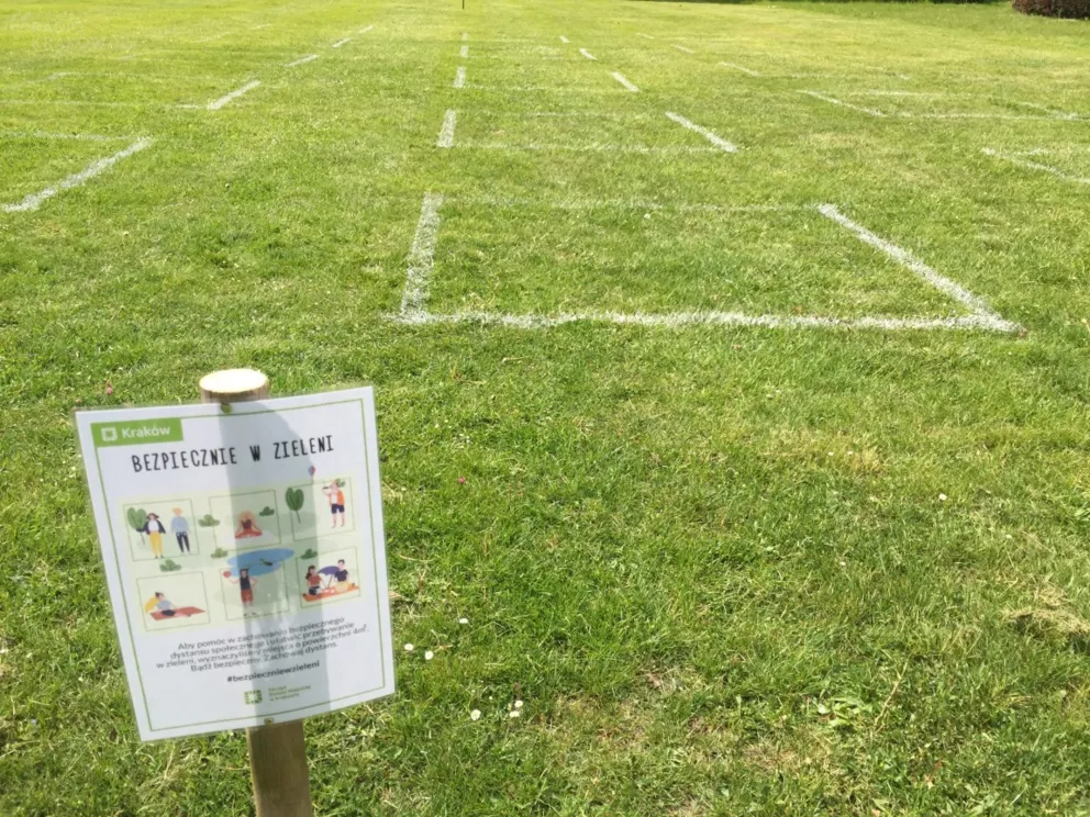 W krakowskich parkach wymalowano miejsca do odpoczynku