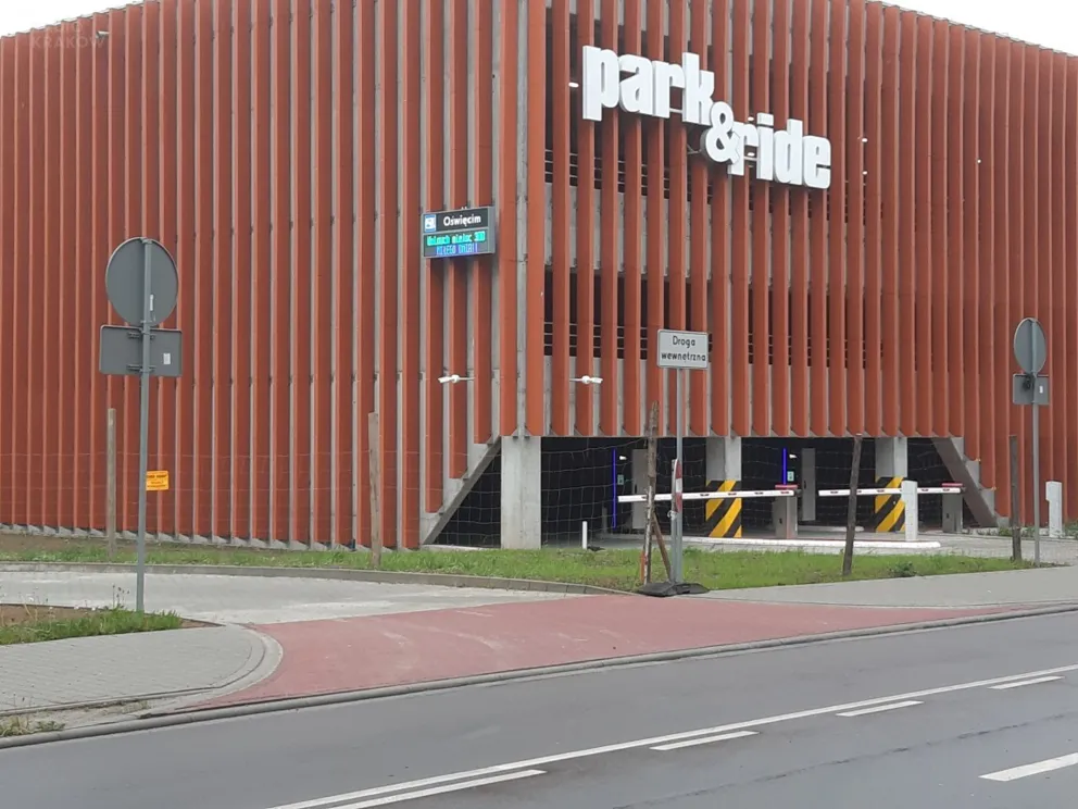 Parking "Parkuj i Jedź" przy dworcu kolejowym w Oświęcimiu jest już gotowy