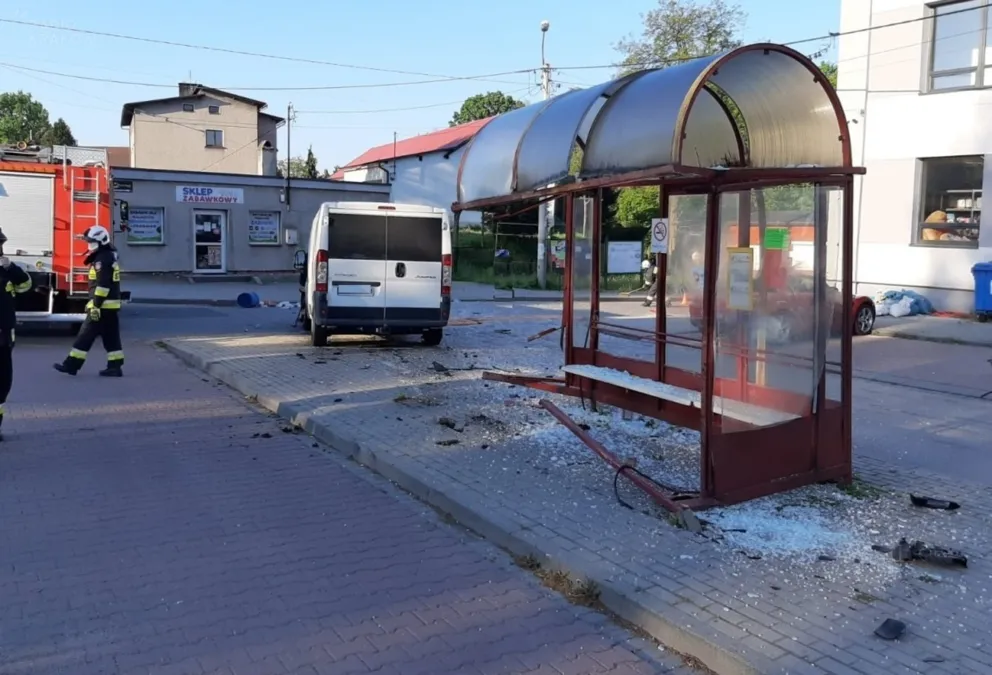 Jawiszowice: dostawczak uderzył w wiatę przystanku