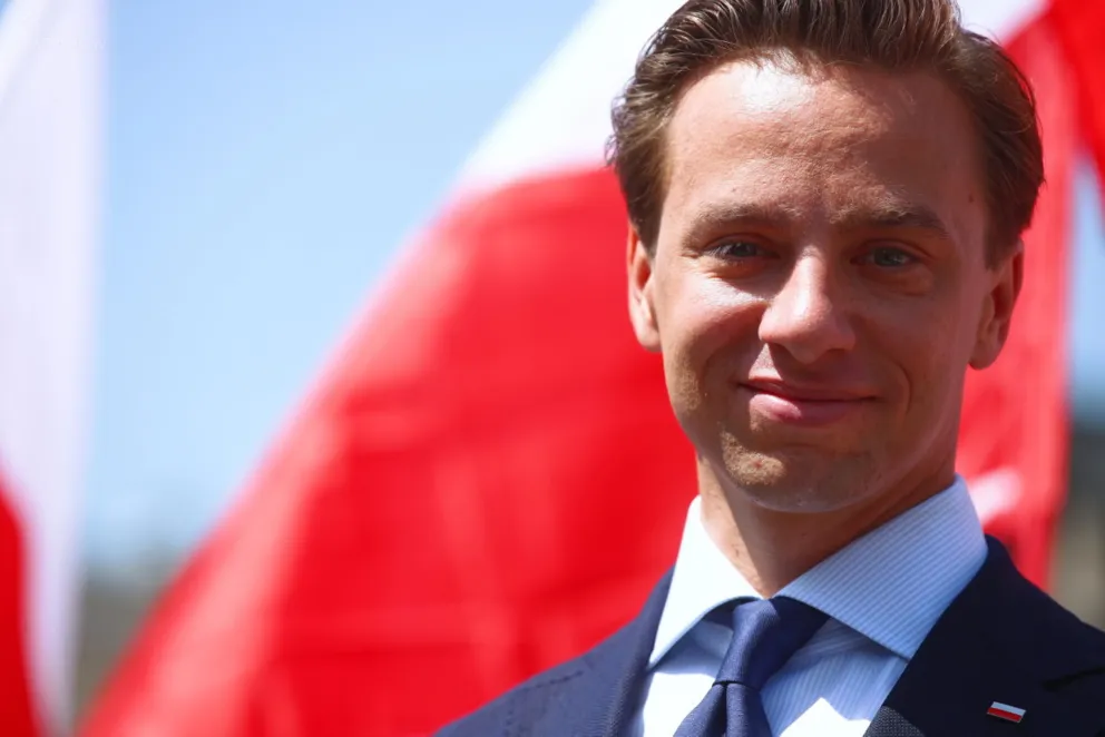 Krzysztof Bosak złożył wieniec na terenie b. niemieckiego obozu Auschwitz