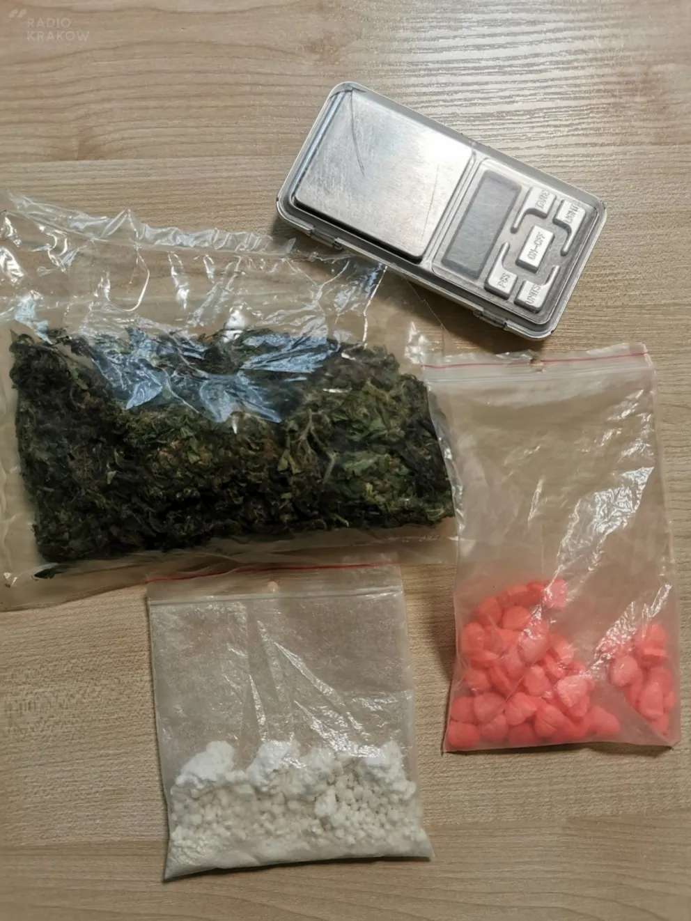 Olkusz: policjanci zatrzymali parę, która w mieszkaniu miała narkotyki, a pod opieką małoletnie dzieci 