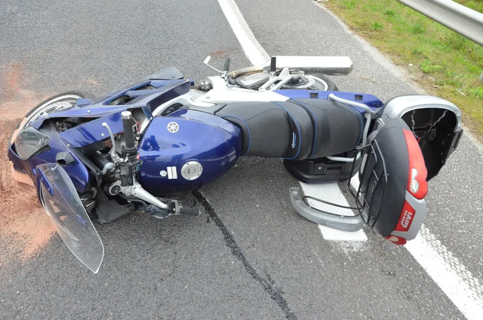 Stracił panowanie nad motocyklem i uderzył w bariery energochłonne. Policja apeluje o rozsądek na drodze
