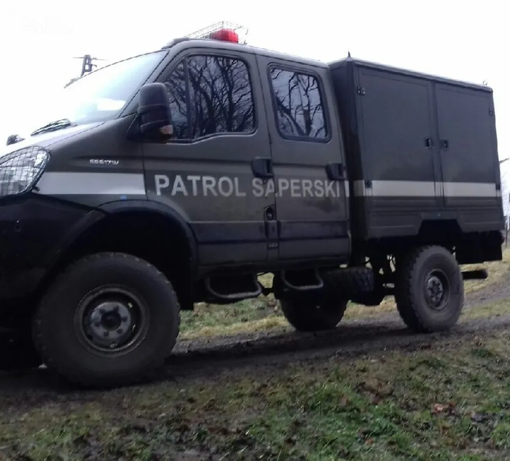 Saperzy zabezpieczają pociski znalezione w jednym z domów w Andrychowie