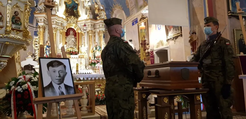 Na cmentarzu w Rzykach koło Andrychowa pochowano Mieczysława Kozłowskiego ps. "Żbik"