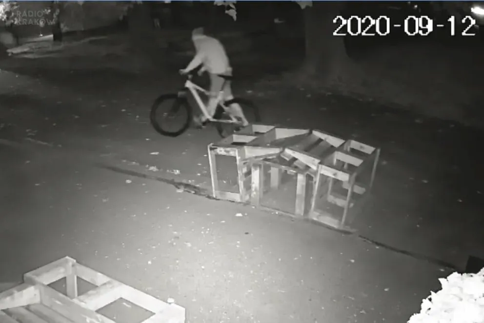 Brzeszcze. Policjanci poszukują sprawcy podpalenia lodziarni