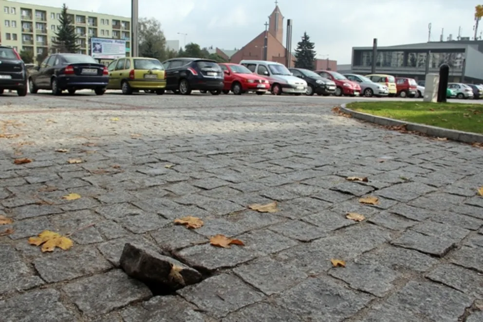 Wypadająca kostka brukowa na Placu Tysiąclecia w Chrzanowie