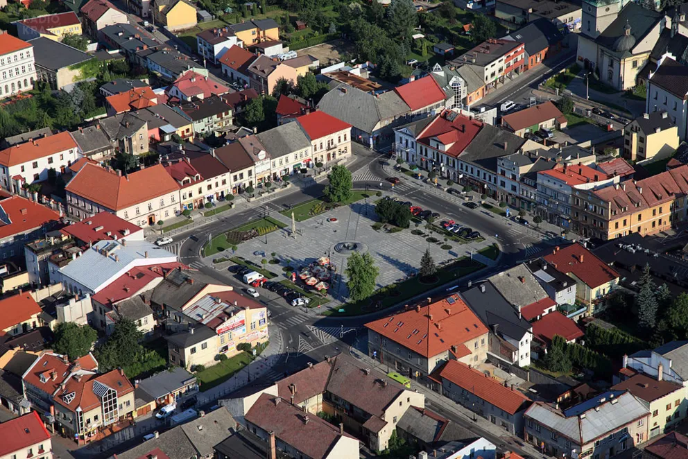 Kęty: Pijani nastolatkowie urządzili sobie nocną imprezę i biegali po dachach kamienic