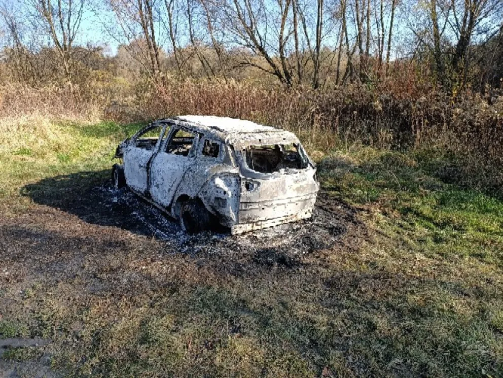 W spalonym samochodzie znaleziono ludzkie zwłoki, sprawę wyjaśnia policja
