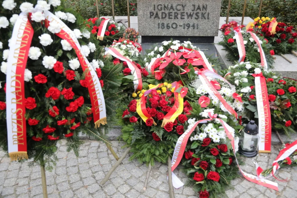 Znicze przed Ścianą Straceń w b. Auschwitz w Święto Niepodległości