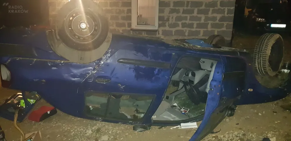 Pijany kierowca "dachował". Były z nim trzy małe córki