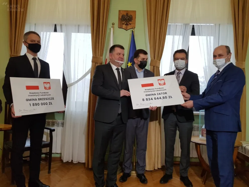 Kolejne małopolskie samorządy odebrały symboliczne czeki potwierdzające przyznanie dotacji z FIL