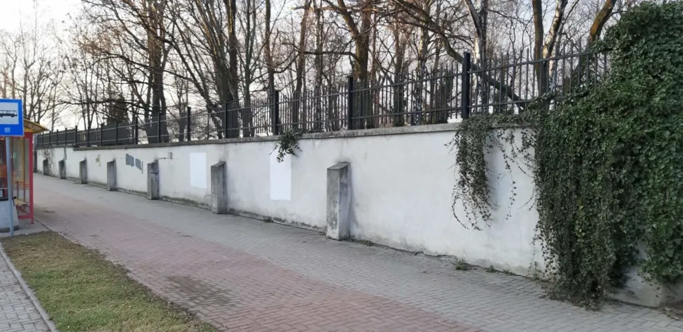  Nazistowskie symbole na murze kirkutu w Oświęcimiu