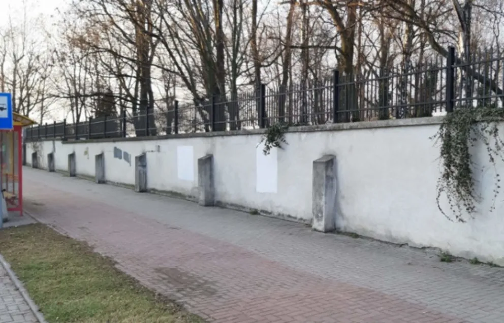 Nazistowskie symbole na murze kirkutu w Oświęcimiu. Trzej 20-latkowie zatrzymani