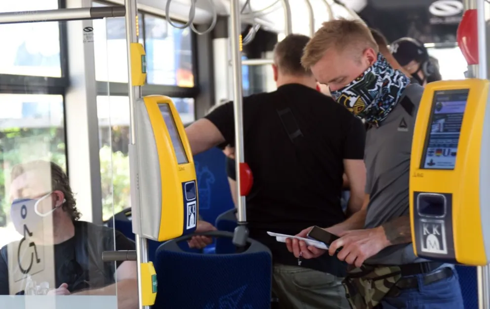 Policjanci i inspektorzy MPK w Krakowie sprawdzają, czy pasażerowie noszą maseczki