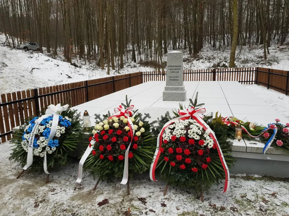 Uroczystość ku czci ofiar Holokaustu na odnowionym cmentarzu w Wolbromiu