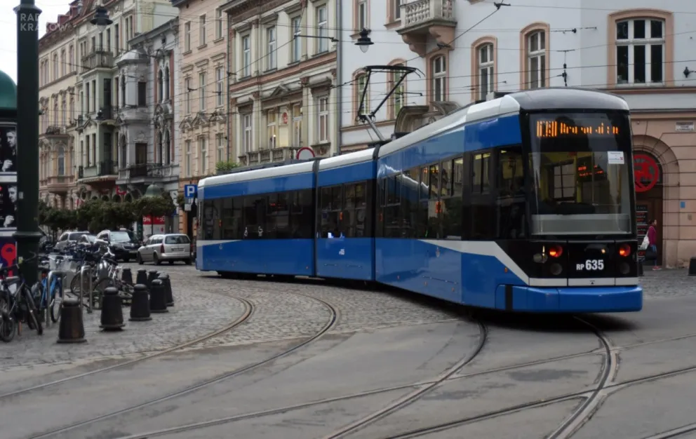 Drzwi autobusów i tramwajów w Krakowie znowu będą się otwierać automatycznie