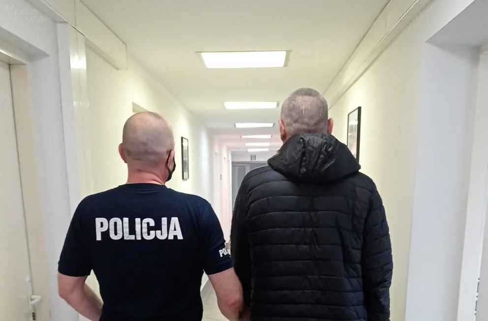 Schował się przed policjantami w… wersalce